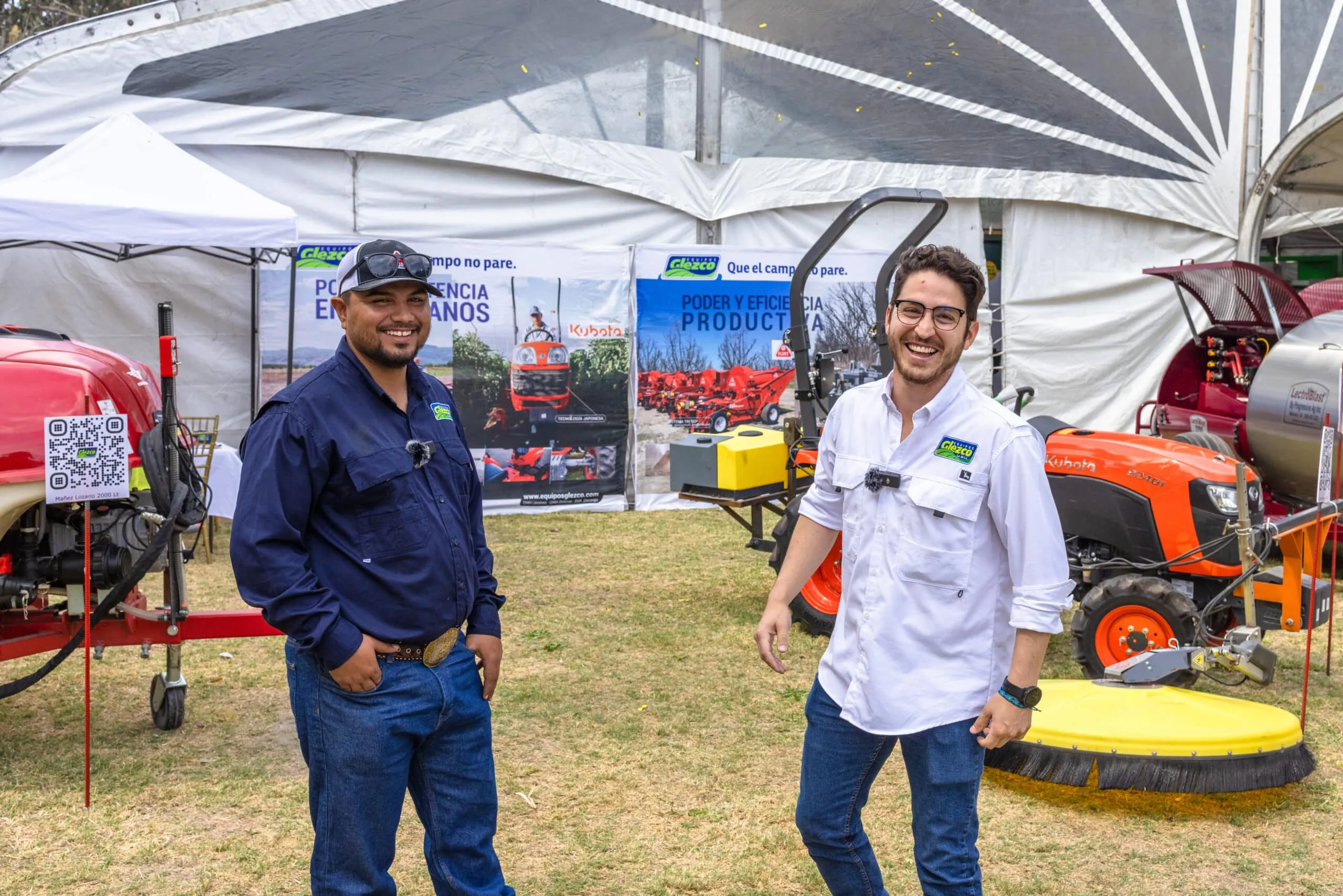 Personal de Equipos Glezco junto a la maquinaria