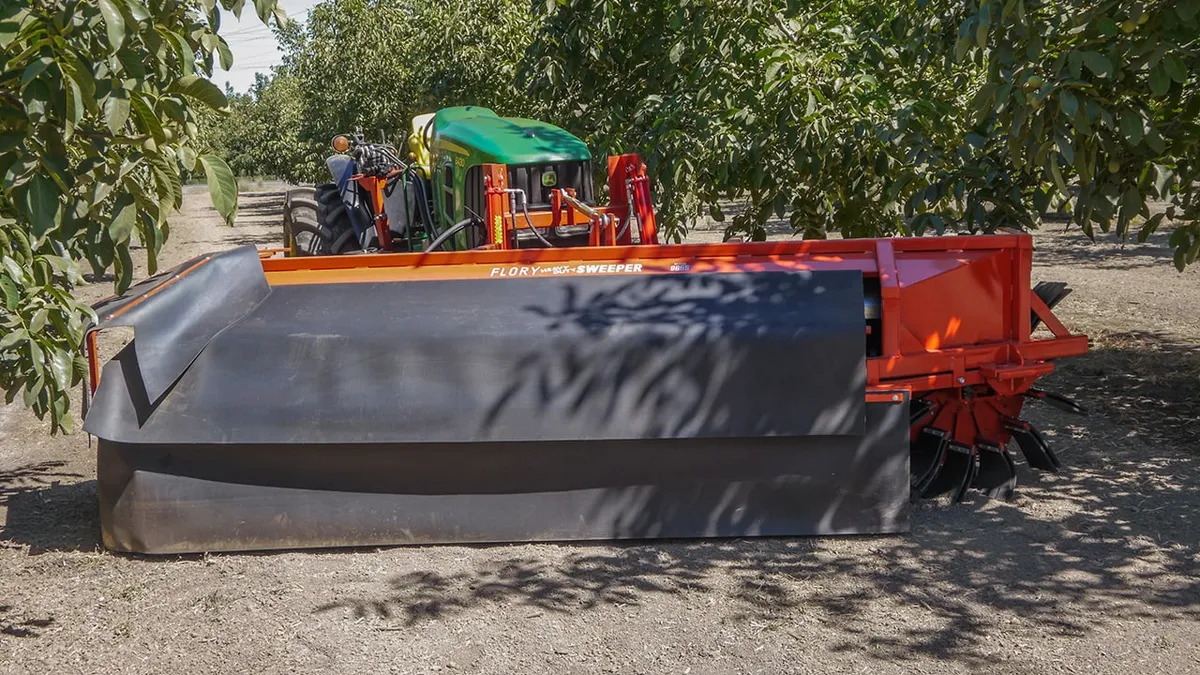 Barredor Flory Tractor Mount V-Sweeper y 2X62 Blower