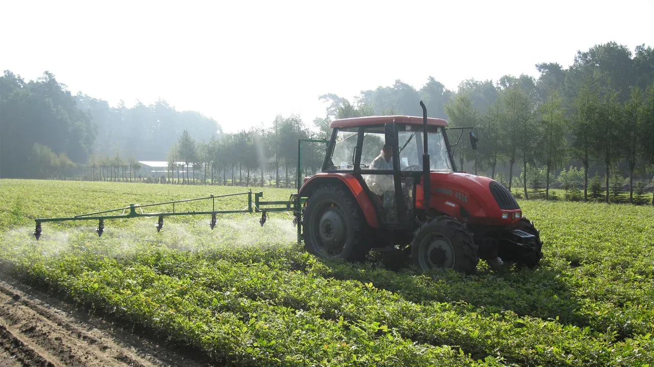Atomizador Micromax de Micron aplicando con barra en un cultivo