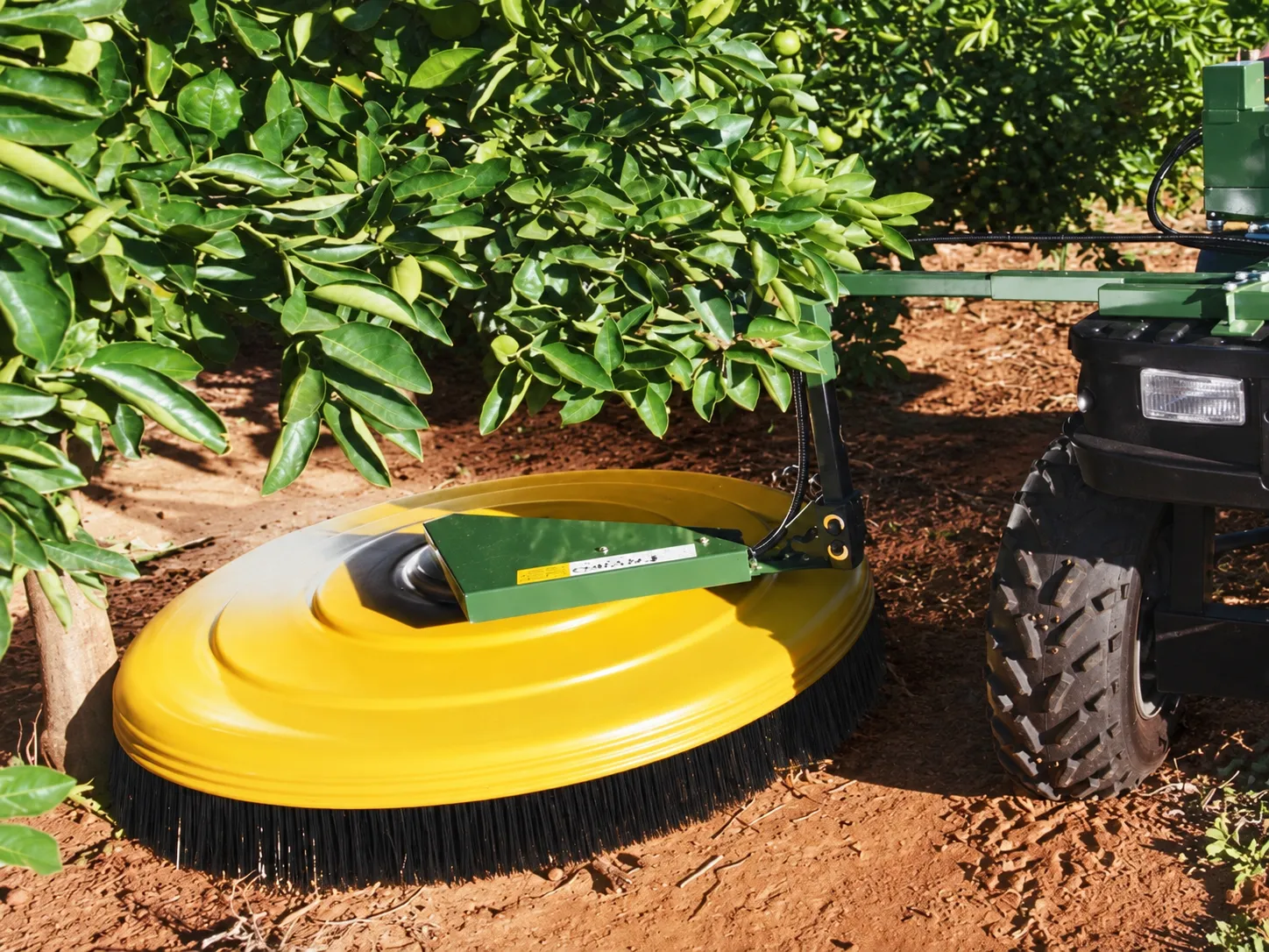 Spraydome Micron Circular 1200 CDA con domo amarillo, montado en un vehículo todo terreno en un huerto