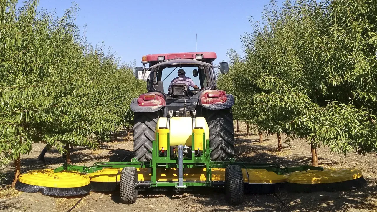 Spraydome + 3049 de Micron montado en tractor en un huerto